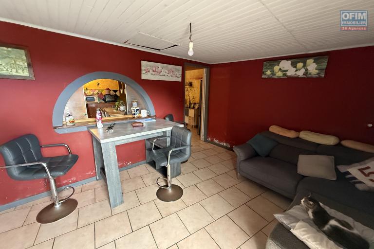 Grande maison séparée en deux (F3 et un F5) implantée sur 913 m² de terrain avec vue imprenable mer et montagne.