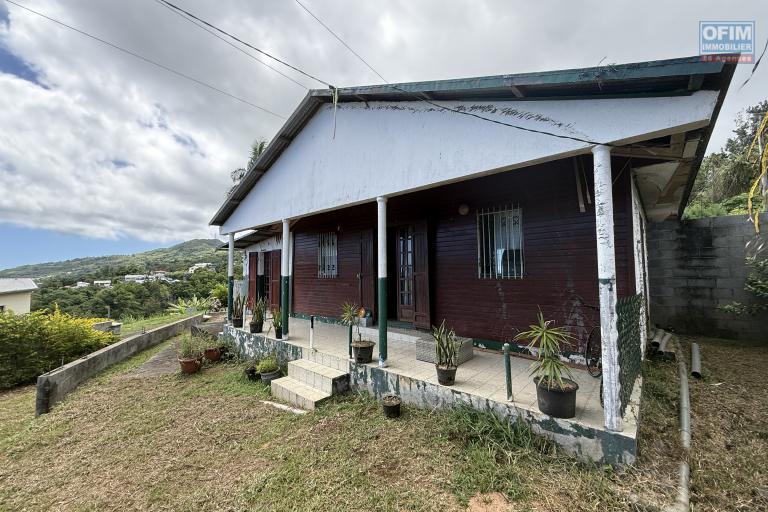 Grande maison séparée en deux (F3 et un F5) implantée sur 913 m² de terrain avec vue imprenable mer et montagne.