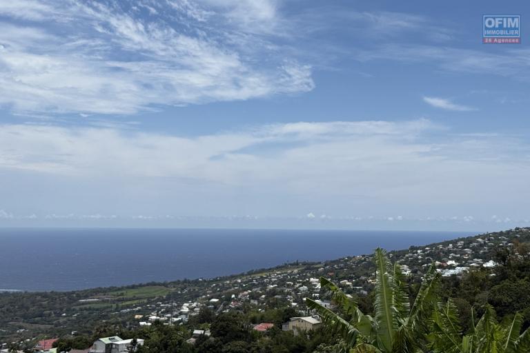 Grande maison séparée en deux (F3 et un F5) implantée sur 913 m² de terrain avec vue imprenable mer et montagne.