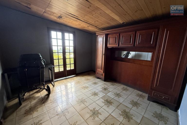 Grande maison séparée en deux (F3 et un F5) implantée sur 913 m² de terrain avec vue imprenable mer et montagne.