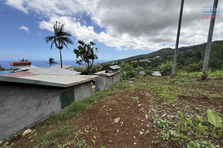 Grande maison séparée en deux (F3 et un F5) implantée sur 913 m² de terrain avec vue imprenable mer et montagne.
