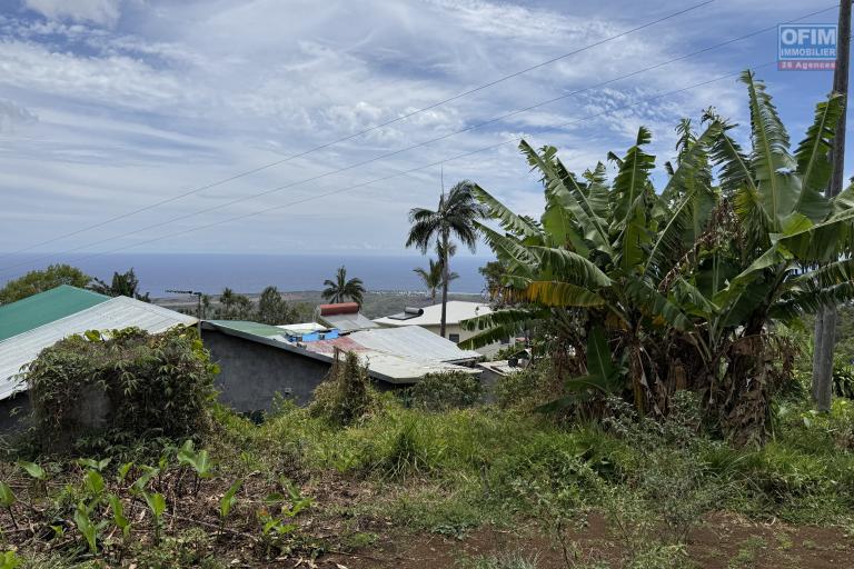 Grande maison séparée en deux (F3 et un F5) implantée sur 913 m² de terrain avec vue imprenable mer et montagne.