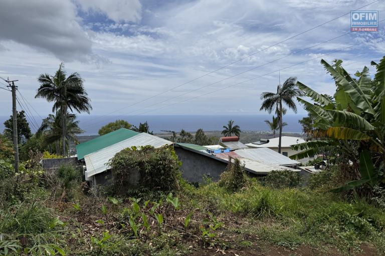 Grande maison séparée en deux (F3 et un F5) implantée sur 913 m² de terrain avec vue imprenable mer et montagne.