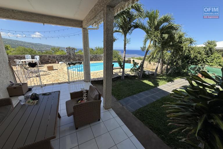 Maison en R+1 constituée de trois logements (T4+T3+T1), garage, belle piscine au sel, située à la Pointe des Châteaux, sur une terrain de plat de 600 m² offrant une vue imprenable sur l'océan et la montagne.