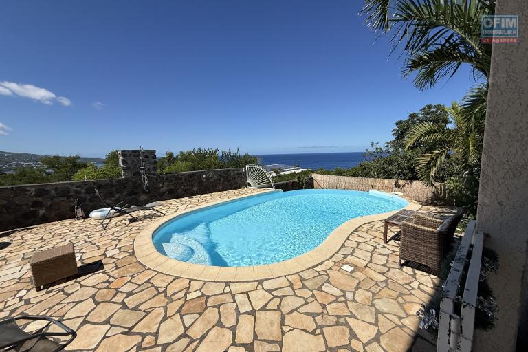 Maison en R+1 constituée de trois logements (T4+T3+T1), garage, belle piscine au sel, située à la Pointe des Châteaux, sur une terrain de plat de 600 m² offrant une vue imprenable sur l'océan et la montagne.