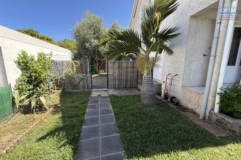 Maison en R+1 constituée de trois logements (T4+T3+T1), garage, belle piscine au sel, située à la Pointe des Châteaux, sur une terrain de plat de 600 m² offrant une vue imprenable sur l'océan et la montagne.