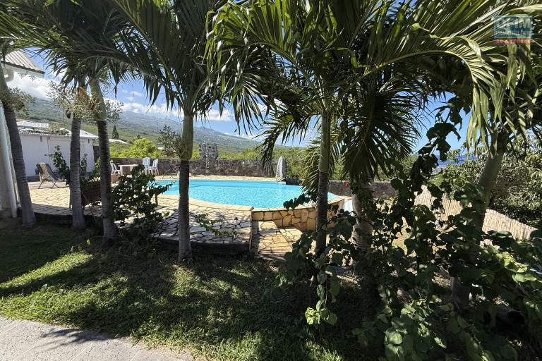 Maison en R+1 constituée de trois logements (T4+T3+T1), garage, belle piscine au sel, située à la Pointe des Châteaux, sur une terrain de plat de 600 m² offrant une vue imprenable sur l'océan et la montagne.