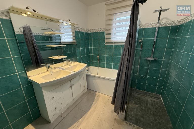 Maison en R+1 constituée de trois logements (T4+T3+T1), garage, belle piscine au sel, située à la Pointe des Châteaux, sur une terrain de plat de 600 m² offrant une vue imprenable sur l'océan et la montagne.