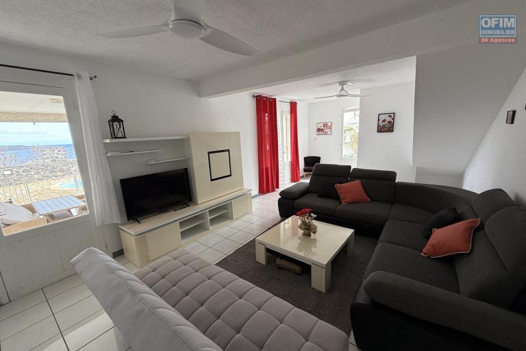 Maison en R+1 constituée de trois logements (T4+T3+T1), garage, belle piscine au sel, située à la Pointe des Châteaux, sur une terrain de plat de 600 m² offrant une vue imprenable sur l'océan et la montagne.