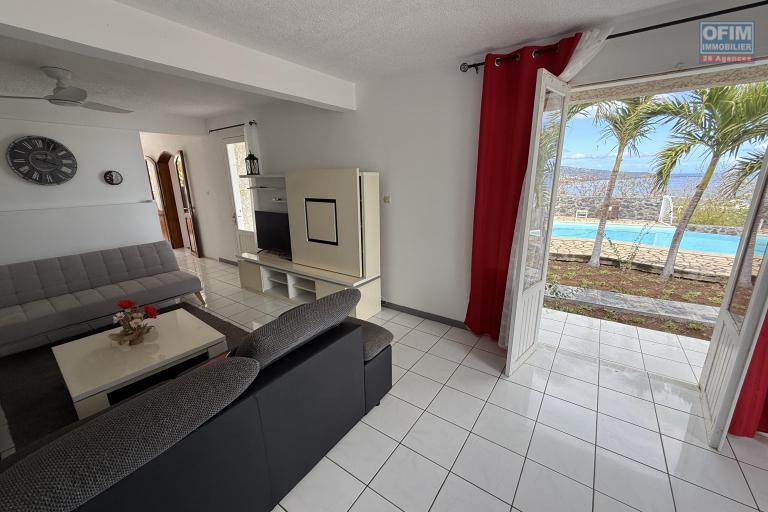 Maison en R+1 constituée de trois logements (T4+T3+T1), garage, belle piscine au sel, située à la Pointe des Châteaux, sur une terrain de plat de 600 m² offrant une vue imprenable sur l'océan et la montagne.