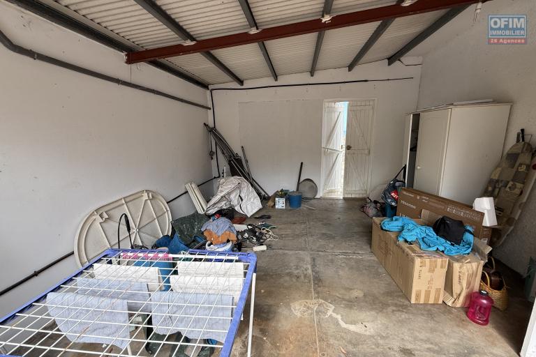 Maison en R+1 constituée de trois logements (T4+T3+T1), garage, belle piscine au sel, située à la Pointe des Châteaux, sur une terrain de plat de 600 m² offrant une vue imprenable sur l'océan et la montagne.