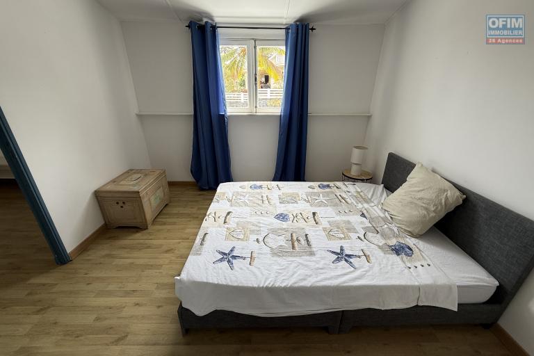 Maison en R+1 constituée de trois logements (T4+T3+T1), garage, belle piscine au sel, située à la Pointe des Châteaux, sur une terrain de plat de 600 m² offrant une vue imprenable sur l'océan et la montagne.