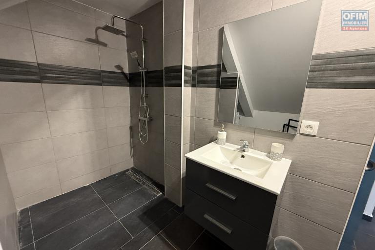 Maison en R+1 constituée de trois logements (T4+T3+T1), garage, belle piscine au sel, située à la Pointe des Châteaux, sur une terrain de plat de 600 m² offrant une vue imprenable sur l'océan et la montagne.