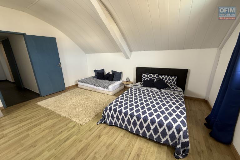 Maison en R+1 constituée de trois logements (T4+T3+T1), garage, belle piscine au sel, située à la Pointe des Châteaux, sur une terrain de plat de 600 m² offrant une vue imprenable sur l'océan et la montagne.