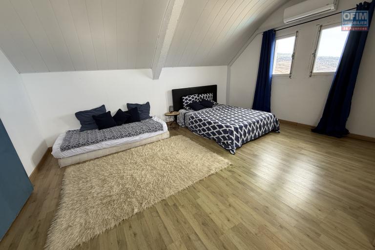 Maison en R+1 constituée de trois logements (T4+T3+T1), garage, belle piscine au sel, située à la Pointe des Châteaux, sur une terrain de plat de 600 m² offrant une vue imprenable sur l'océan et la montagne.