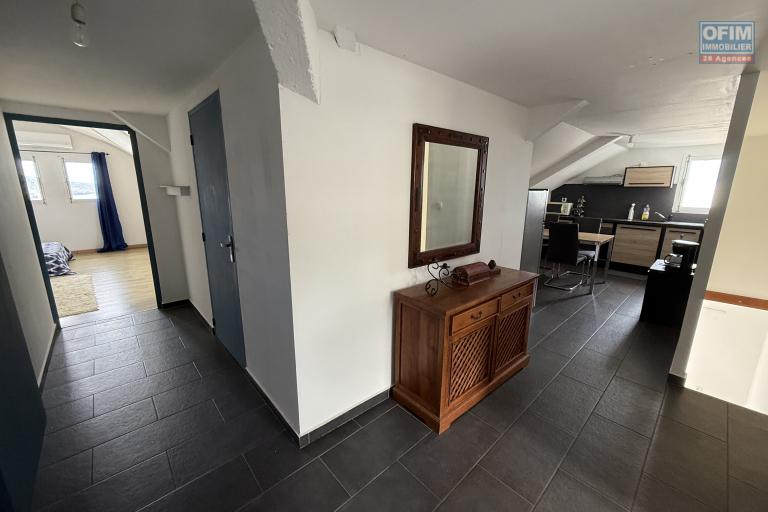 Maison en R+1 constituée de trois logements (T4+T3+T1), garage, belle piscine au sel, située à la Pointe des Châteaux, sur une terrain de plat de 600 m² offrant une vue imprenable sur l'océan et la montagne.