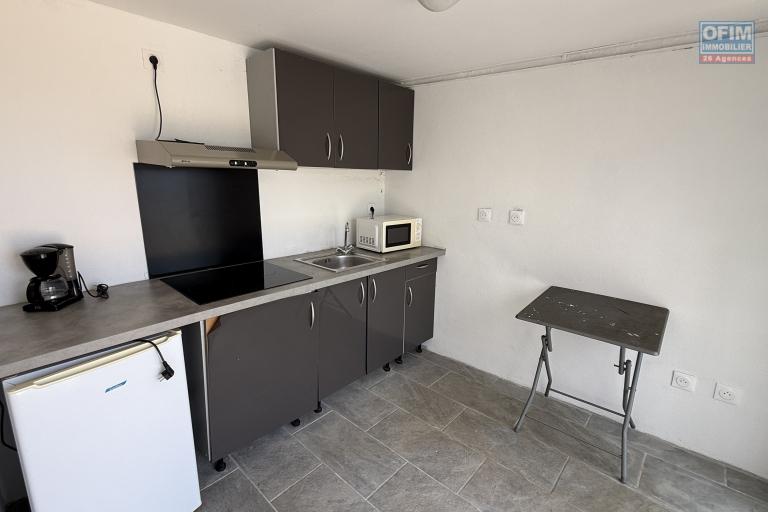 Maison en R+1 constituée de trois logements (T4+T3+T1), garage, belle piscine au sel, située à la Pointe des Châteaux, sur une terrain de plat de 600 m² offrant une vue imprenable sur l'océan et la montagne.