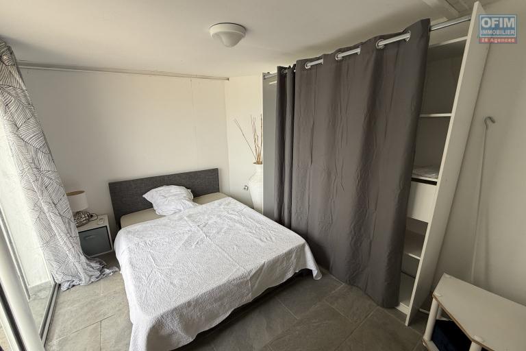 Maison en R+1 constituée de trois logements (T4+T3+T1), garage, belle piscine au sel, située à la Pointe des Châteaux, sur une terrain de plat de 600 m² offrant une vue imprenable sur l'océan et la montagne.