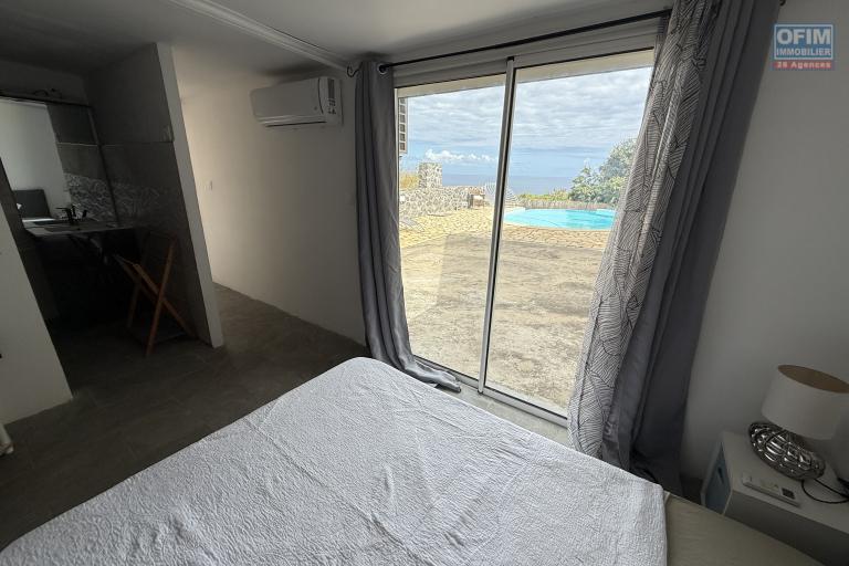 Maison en R+1 constituée de trois logements (T4+T3+T1), garage, belle piscine au sel, située à la Pointe des Châteaux, sur une terrain de plat de 600 m² offrant une vue imprenable sur l'océan et la montagne.