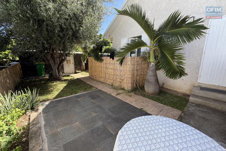 Maison en R+1 constituée de trois logements (T4+T3+T1), garage, belle piscine au sel, située à la Pointe des Châteaux, sur une terrain de plat de 600 m² offrant une vue imprenable sur l'océan et la montagne.