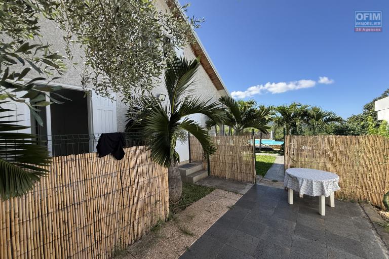 Maison en R+1 constituée de trois logements (T4+T3+T1), garage, belle piscine au sel, située à la Pointe des Châteaux, sur une terrain de plat de 600 m² offrant une vue imprenable sur l'océan et la montagne.