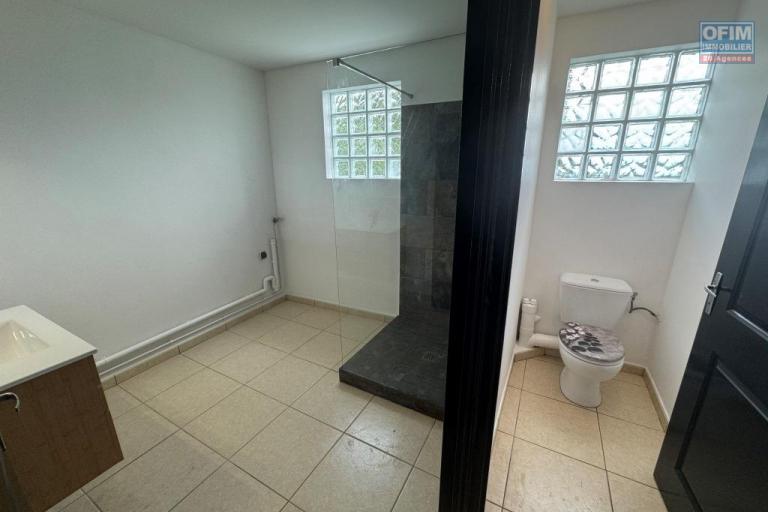 A vendre charmant appartement duplex entièrement rénové de type F3 proche centre ville du Tampon