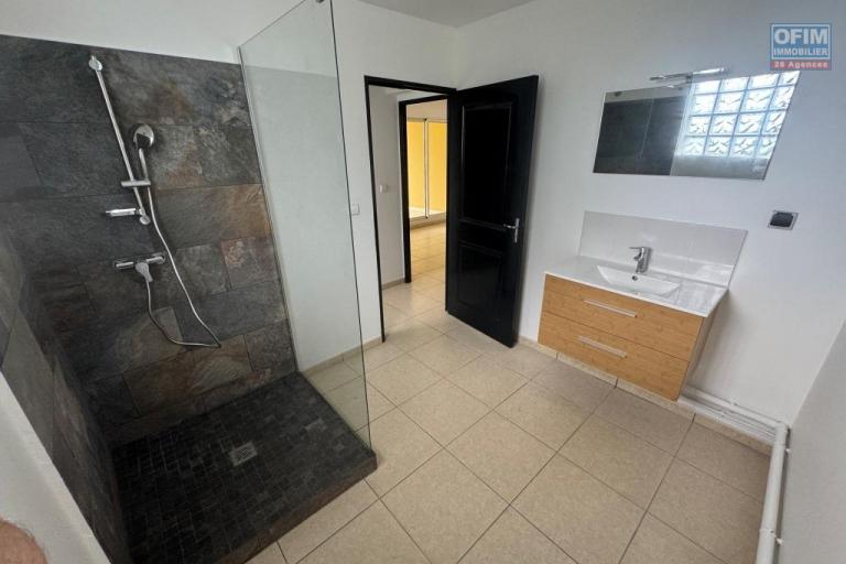 A vendre charmant appartement duplex entièrement rénové de type F3 proche centre ville du Tampon