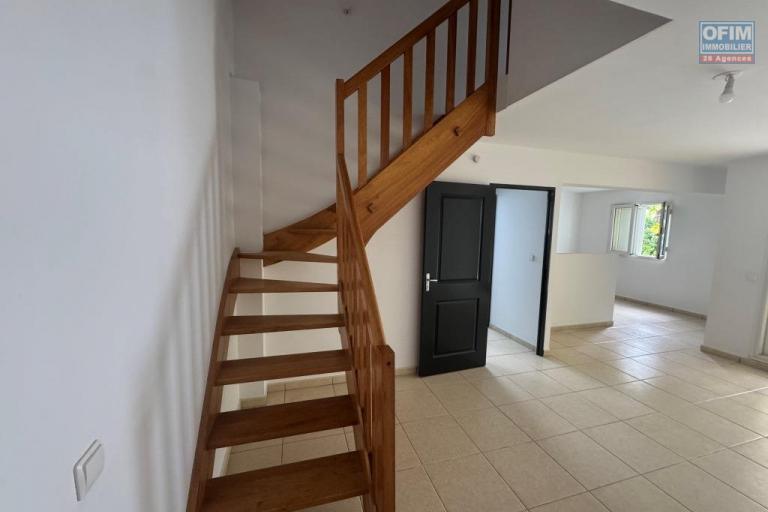 A vendre charmant appartement duplex entièrement rénové de type F3 proche centre ville du Tampon