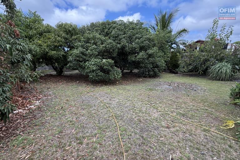Belle parcelle de terrain plat et arbor&eacute; de 476 m&sup2; situ&eacute; &agrave; 180 m d'altitude au fond d'une petite impasse &agrave; La Ravine des Cabris proche du centre ville.