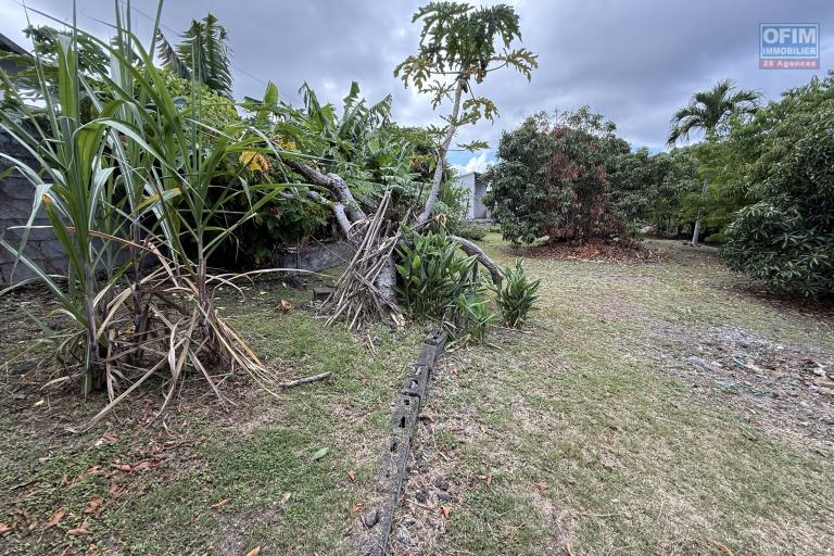 Belle parcelle de terrain plat et arbor&eacute; de 476 m&sup2; situ&eacute; &agrave; 180 m d'altitude au fond d'une petite impasse &agrave; La Ravine des Cabris proche du centre ville.