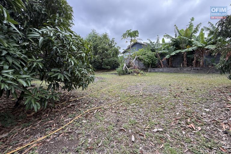 Belle parcelle de terrain plat et arbor&eacute; de 476 m&sup2; situ&eacute; &agrave; 180 m d'altitude au fond d'une petite impasse &agrave; La Ravine des Cabris proche du centre ville.