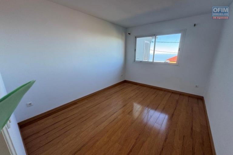 A louer superbe villa de type F4/5 avec vue mer et montagne plaine des Cafres 22 &eacute;me