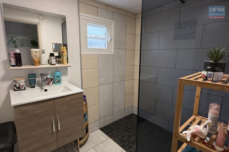 Charmante maison r&eacute;nov&eacute;e &agrave; Roche Maigre F4 de 110 m&sup2; habitables implant&eacute;e sur 199 m&sup2; de terrain plat avec deux places de parking, jardin arbor&eacute;, fleuri et cl&ocirc;tur&eacute;.