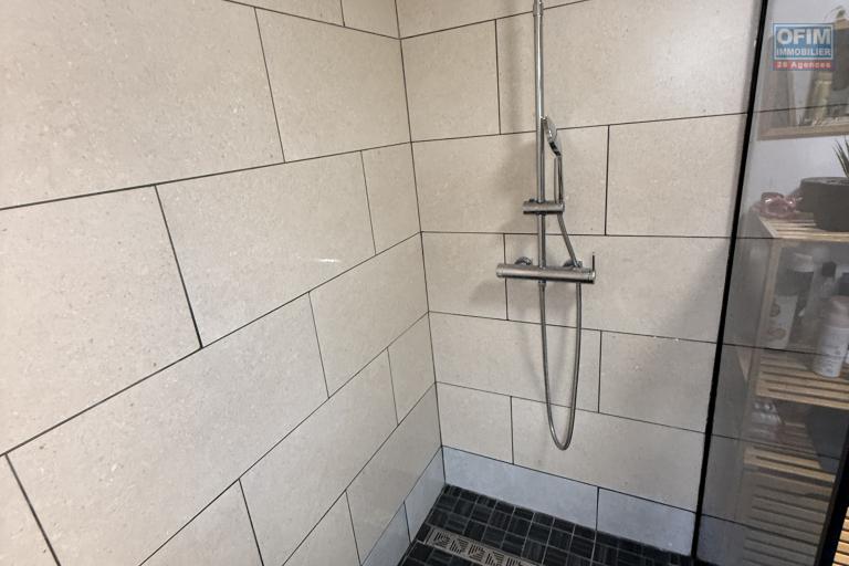 Charmante maison r&eacute;nov&eacute;e &agrave; Roche Maigre F4 de 110 m&sup2; habitables implant&eacute;e sur 199 m&sup2; de terrain plat avec deux places de parking, jardin arbor&eacute;, fleuri et cl&ocirc;tur&eacute;.