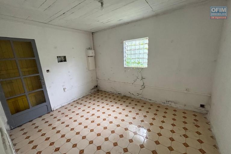 A vendre maison type cr&eacute;ole T3/4 + local commercial bien situ&eacute; lou&eacute;.