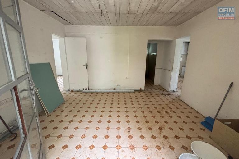 A vendre maison type cr&eacute;ole T3/4 + local commercial bien situ&eacute; lou&eacute;.