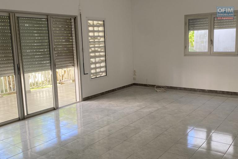 A louer bas de villa centre ville de Sainte Marie