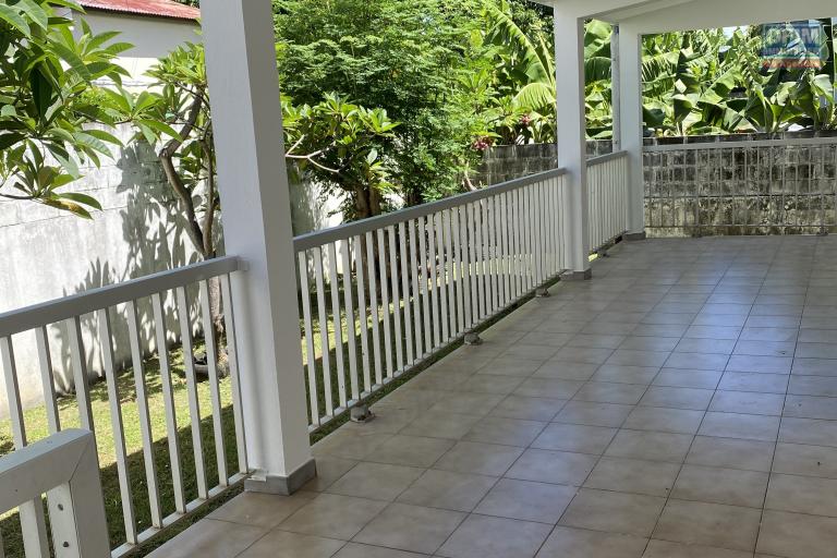 A louer bas de villa centre ville de Sainte Marie