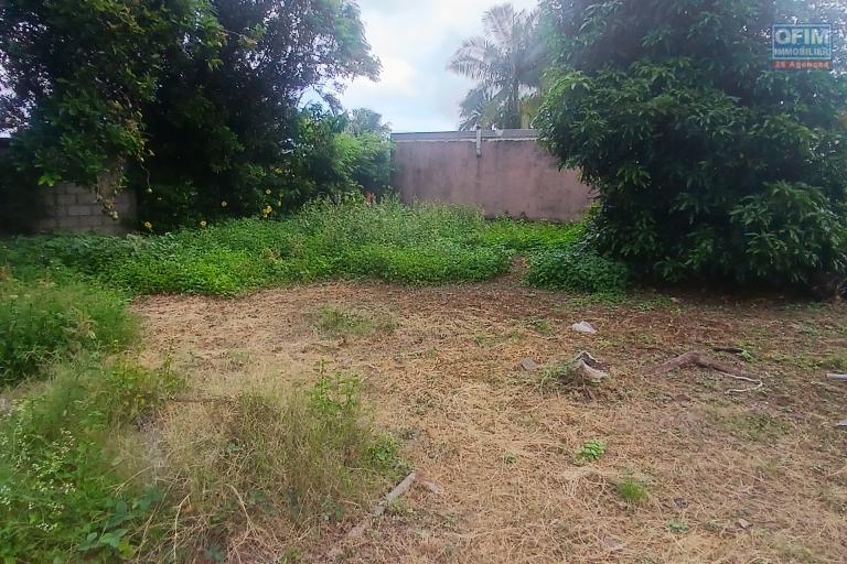 A VENDRE TERRAIN CONSTRUCTIBLE DE 500 M2 A LA SALINE LES HAUTS