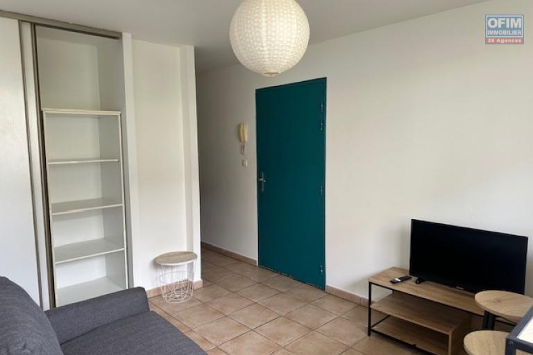 Un charmant studio Central Fac &agrave; Terre-Sainte