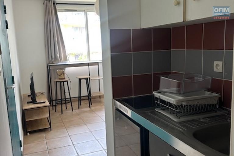 Un charmant studio Central Fac &agrave; Terre-Sainte