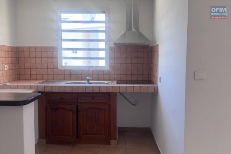 A louer tr&egrave;s bel appartement F4 duplex r&eacute;nov&eacute; sur la r&eacute;sidence PLUIE D'OR &agrave; Saint Denis rue Ruisseau des Noirs.