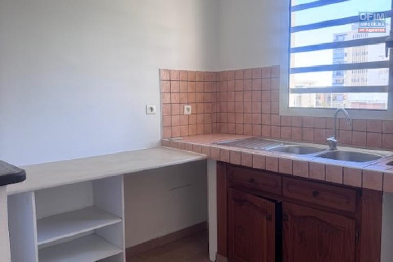 A louer tr&egrave;s bel appartement F4 duplex r&eacute;nov&eacute; sur la r&eacute;sidence PLUIE D'OR &agrave; Saint Denis rue Ruisseau des Noirs.