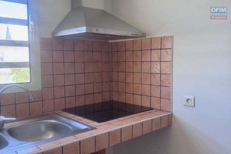 A louer tr&egrave;s bel appartement F4 duplex r&eacute;nov&eacute; sur la r&eacute;sidence PLUIE D'OR &agrave; Saint Denis rue Ruisseau des Noirs.