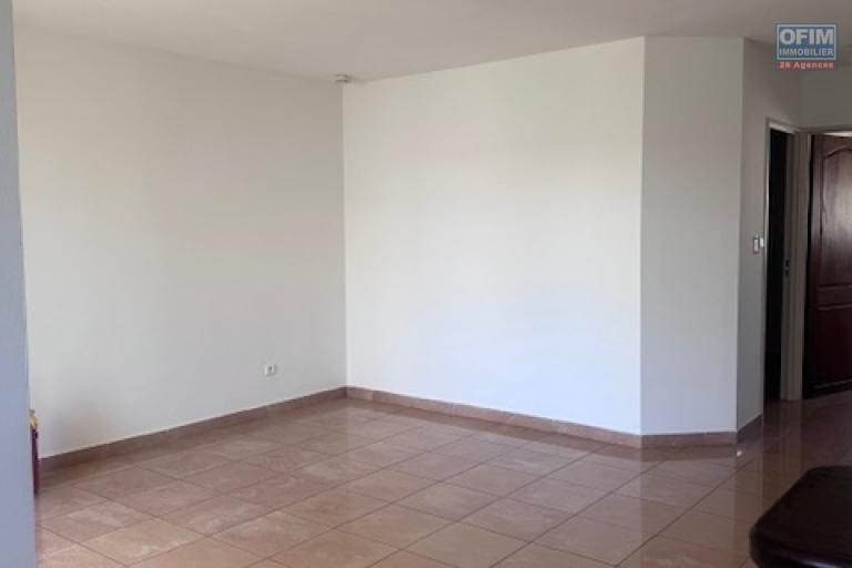 A louer tr&egrave;s bel appartement F4 duplex r&eacute;nov&eacute; sur la r&eacute;sidence PLUIE D'OR &agrave; Saint Denis rue Ruisseau des Noirs.