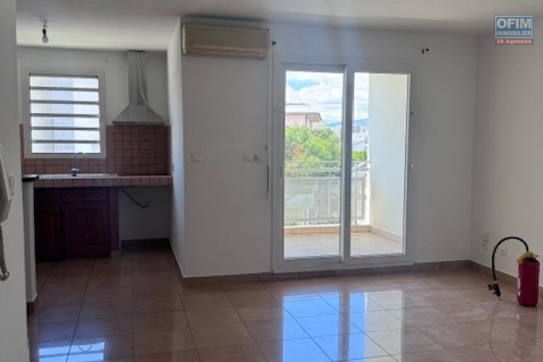 A louer tr&egrave;s bel appartement F4 duplex r&eacute;nov&eacute; sur la r&eacute;sidence PLUIE D'OR &agrave; Saint Denis rue Ruisseau des Noirs.