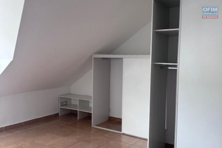 A louer tr&egrave;s bel appartement F4 duplex r&eacute;nov&eacute; sur la r&eacute;sidence PLUIE D'OR &agrave; Saint Denis rue Ruisseau des Noirs.