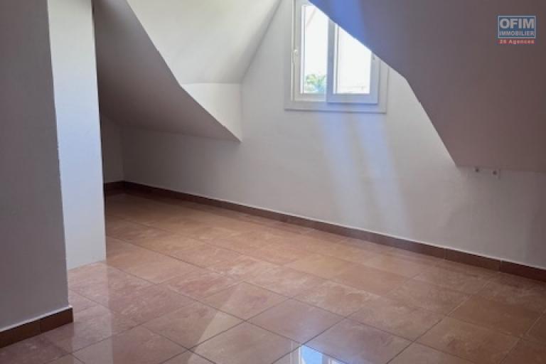 A louer tr&egrave;s bel appartement F4 duplex r&eacute;nov&eacute; sur la r&eacute;sidence PLUIE D'OR &agrave; Saint Denis rue Ruisseau des Noirs.