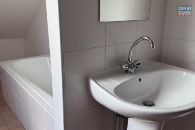 A louer tr&egrave;s bel appartement F4 duplex r&eacute;nov&eacute; sur la r&eacute;sidence PLUIE D'OR &agrave; Saint Denis rue Ruisseau des Noirs.