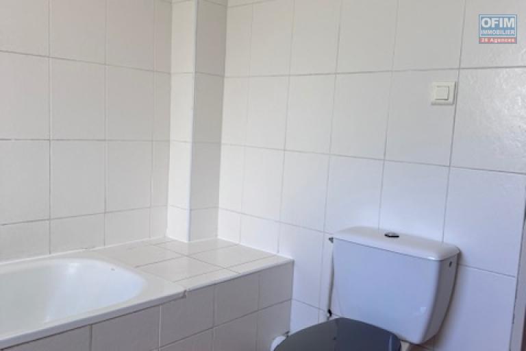 A louer tr&egrave;s bel appartement F4 duplex r&eacute;nov&eacute; sur la r&eacute;sidence PLUIE D'OR &agrave; Saint Denis rue Ruisseau des Noirs.